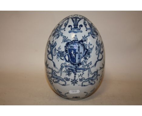 A BLUE AND WHITE CERAMIC EGG WITH ARMORIAL CREST - H 22 CM
