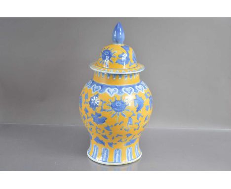 A large and decorative Chinese lidded vase, late 20th Century. With four sealmark in iron red. 48 cm high (with lid). Very go