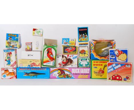 TINPLATE: A large collection of 27x assorted vintage Russian / Chinese made tinplate clockwork animals. All within original b