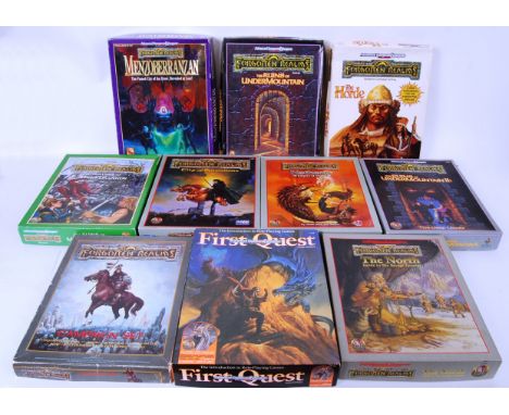 DUNGEONS & DRAGONS: A large collection of assorted vintage Dungeons & Dragons role playing games / packs. x10 in total. All w
