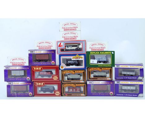 ROLLING STOCK; A collection of 19x 00 gauge railway trainset rolling stock wagons. All appearing unused / light used in origi