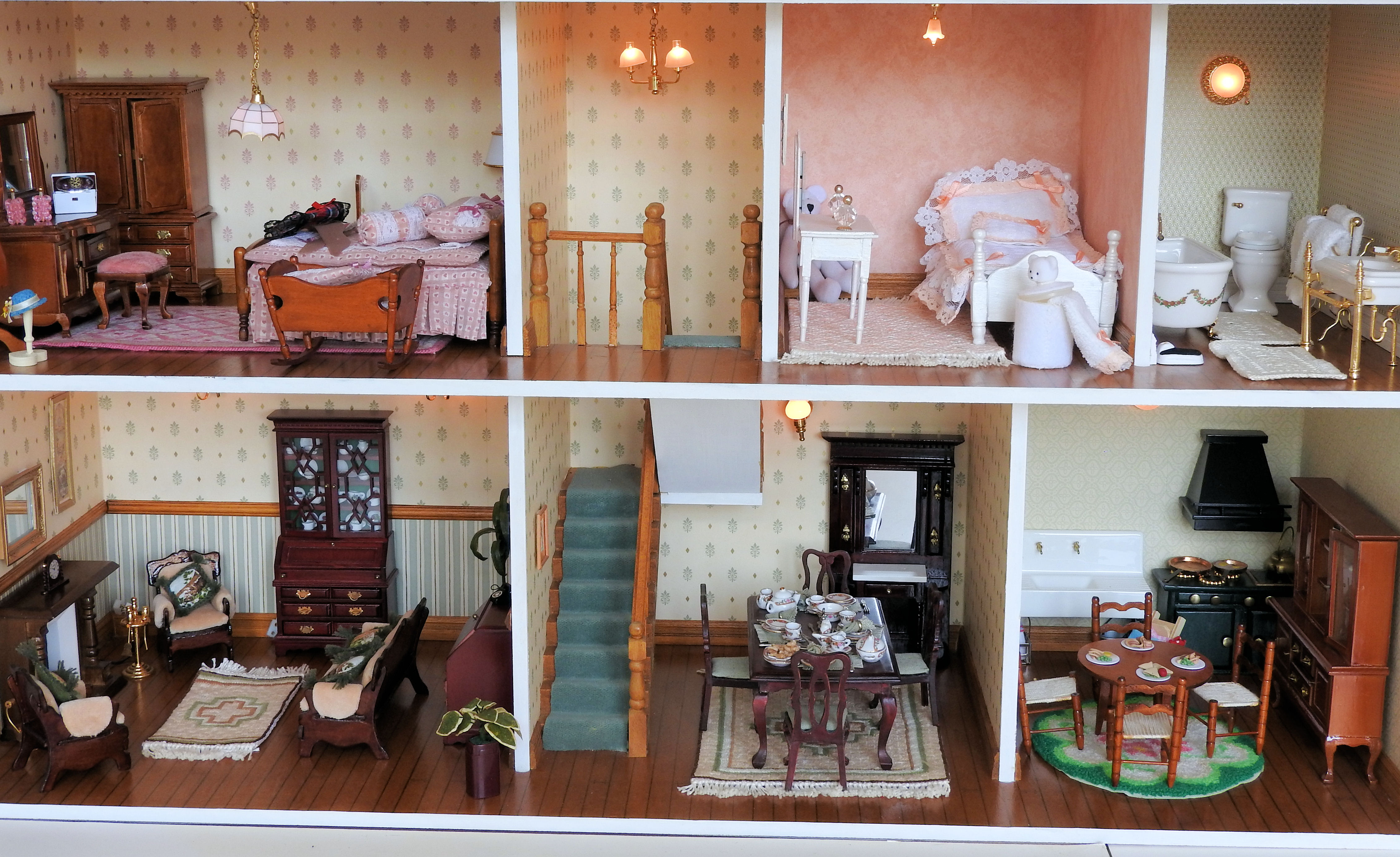 'THE MANOR' DOLLS HOUSE: A beautiful 20th century Manor House wooden ...