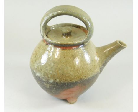 SVEND BAYER. SHEEPWASH POTTERY. A pint teapot on tripod feet. Max. width 20cm.