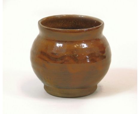 LEACH POTTERY. An early slipware small bowl with combed body. Pottery mark only. Height 8.5cm. Minor rim chip