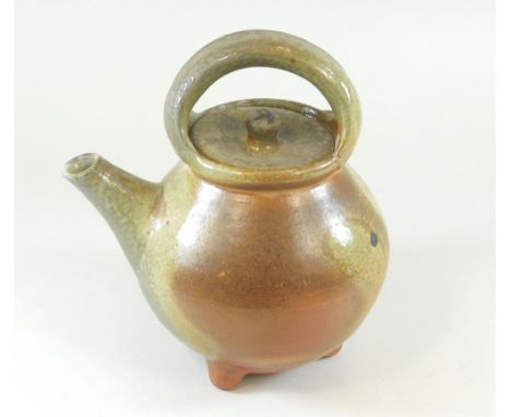 SVEND BAYER. SHEEPWASH POTTERY. A pint teapot on tripod feet. Max. width 20cm.