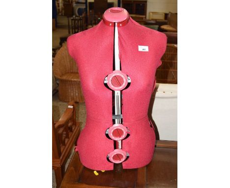 Adjustable torso mannequin