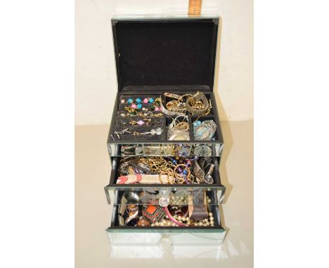 A mirrored jewellery box and contents