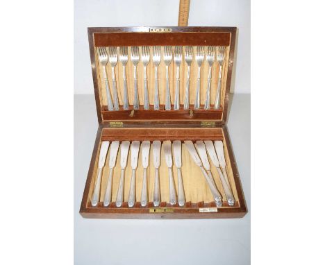 Walker &amp; Hall silver plated fish cutlery in hardwood case