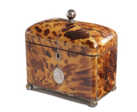 λ A REGENCY BLONDE TORTOISESHELL TEA CADDY C.1815-20 inlaid with pewter stringing and with silver coloured metal finial and e
