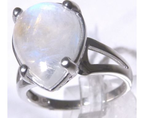 MOONSTONE RING. Heavy silver moonstone ring, size R