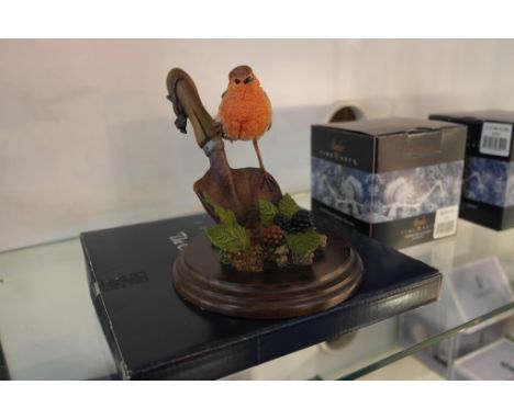 A boxed small Border Fine Arts Figure, and plate and Country Artists "Robin on Trowel"