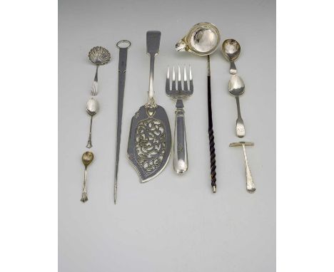 A group of hallmarked silver, to include a George III silver tea caddy spoon, Stephen Adams, London 1810, length 7.8cm approx
