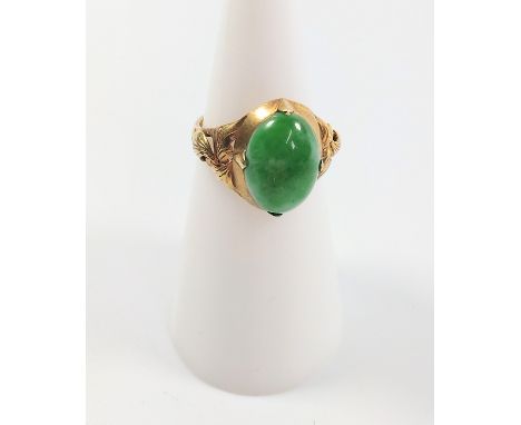 A 14k gold ring set with cabochon jade stone, size J.