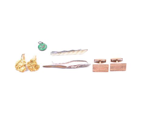 Two pairs of yellow gold / metal cufflinks, tie clips, charm, a pair of 9 carat rose gold cufflinks, rectangular part texture