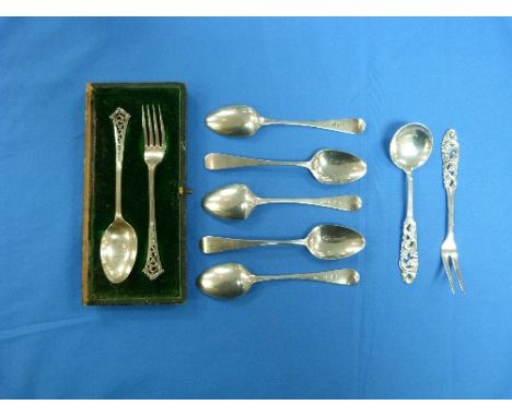An Edwardian silver spoon and fork Christening Set, hallmarked Sheffield, 1904, cased, and a Norwegian silver child's spoon a