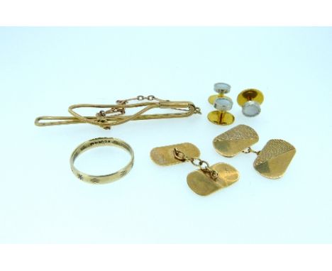 A collection of 9ct yellow gold, including a Wedding Band, a tie clip, a pair of engine turned cufflinks, total weight 9.4g, 