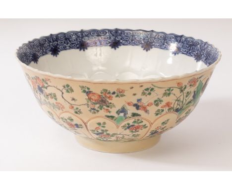 A Chinese famille vert wavy rim porcelain bowl, Kangxi, the exterior decorated with flowers, birds, dragonflies and rocks on 