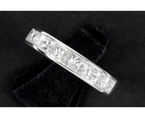 ring in white gold (18 carat) with ca 2,50 carat of very high quality princess' cut diamonds || Zgn "halve alliance" met ring