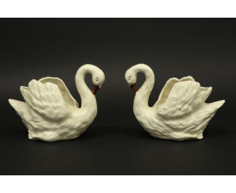 pair of vintage ceramic swann figures || Paar vintage bibelots in faïence in de vorm van zwanen  -  hoogte : 14 cm 