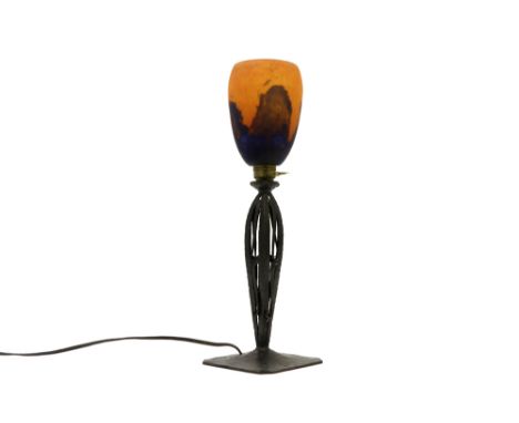 Daum Nany signed Art Deco lamp in wrought iron and pâte de verre || DAUM NANCY fraaie Art Deco-lamp met voet in smeedijzer en