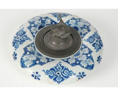 quite exceptional antique inkwell in marked ceramic from Delft with a blue-white decor and with a pewter lid with dolphin || 