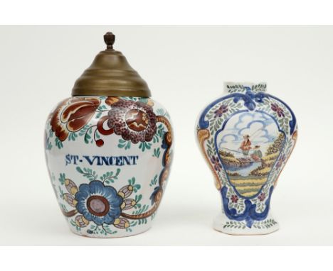 vase and tobacco jar in marked ceramic from Delft with a polychrome decor || Lot (2) met een vaas en een tabakspot in gemerkt