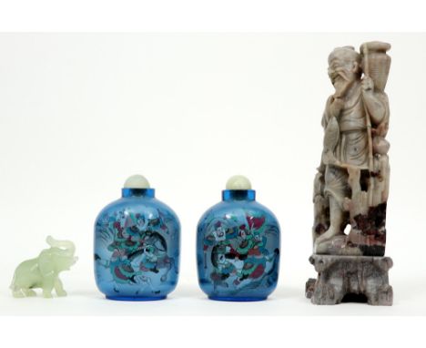 four Chinese items with two glass flasks, a soapstone figure and a jade elephant || Lot (4) Chinese items met twee flacons in