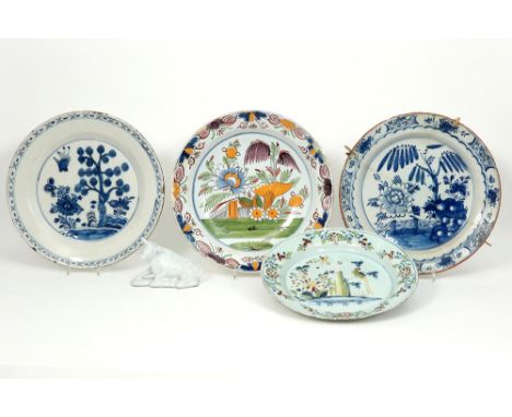 several antique pieces in ceramic from Delft || Lot (5) antieke faïence van Delft met schalen, bord en koetje 