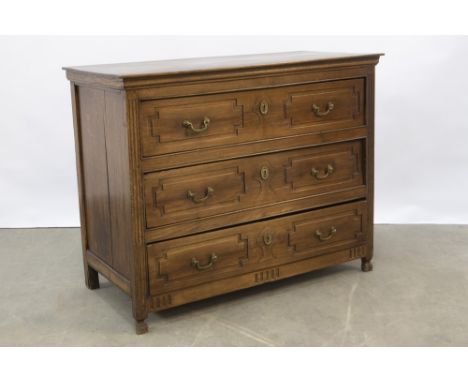 antique neoclassical fruitwood chest of drawers || Antieke neoclassicistische commode in fruithout met drie laden en met typi