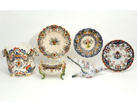 six pieces of French ceramic from Rouen with polychrome decors || Lot (6) faïence van Rouen met een polychroom decor 