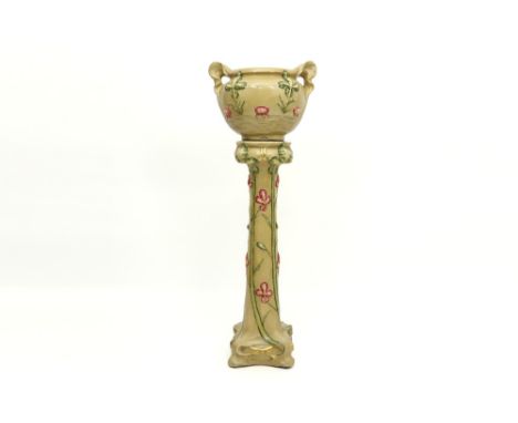 jardinier and its pedestal in ceramic from around 1900 || Set van ca 1900 met jardinière en piédestalle in faïence met bloeme