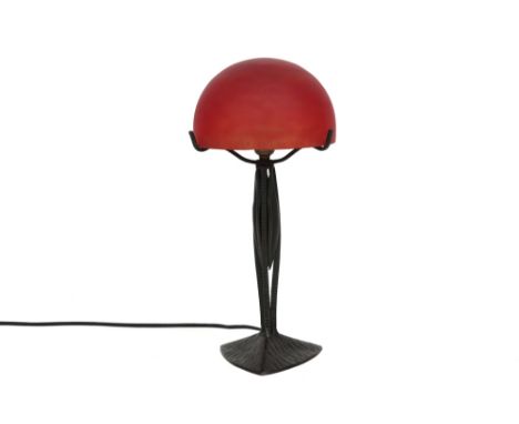 Le Fer forgé H.F. marked Art Deco lamp in wrought iron and with red glass shade || LE FER FORGE H.F. champignonvormige Art De