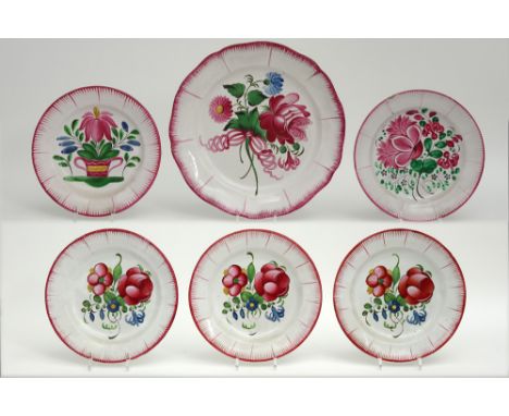 five plates and a serving dish in French ceramic || Lot (6) van vijf borden en een schaal in Franse faïence de l'est (oa Stra
