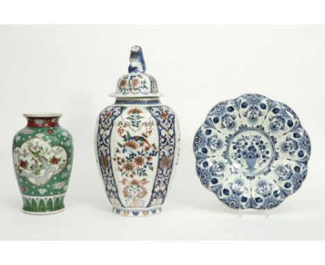 various lot with ceramic from Delft and Japanese porcelain || Lot (3) met faïence van Delft en porselein uit Japan 