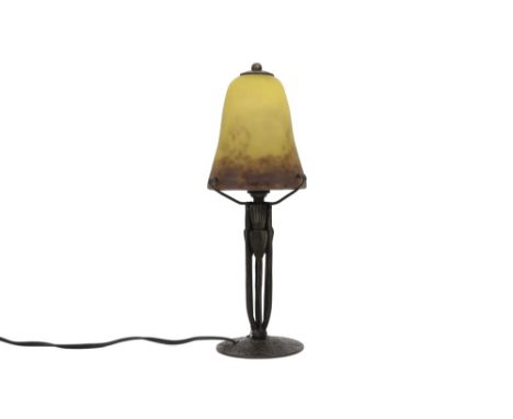 French Primerose signed Art Deco lamp in wrought iron and pâte de verre || PRIMEROSE Franse Art Deco-lamp in smeedijzer en gl