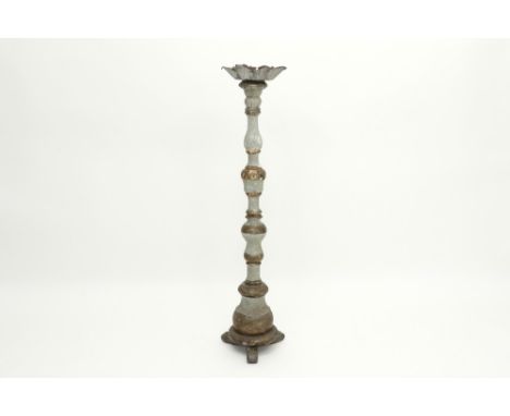 quite big antique candlestick in polychromed wood || Vrij grote antieke kandelaar in gepolychromeerd hout  -  hoogte : 110 cm
