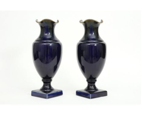 pair of Belgian ceramic vases with a blue glaze || Paar Belgische vazen met waaierkraag van omstreeks 1900/20 in faïence met 