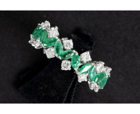 ring in white gold (18 carat) with ca 3 carats of emeralds and ca 1,20 carat of high quality brilliant cut diamonds || Zgn al