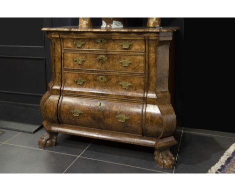 gorgeous 18th Cent. chest of drawers in burr of walnut with hidden corner doors ("clap knees"), which is extremely rare || Sc