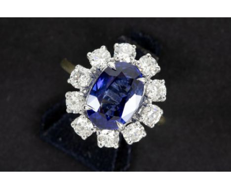 classic vintage (Lady Di) ring in yellow and white gold (18 carat) with a ca 4,10 carat oval sapphire from Ceylan surrounded 