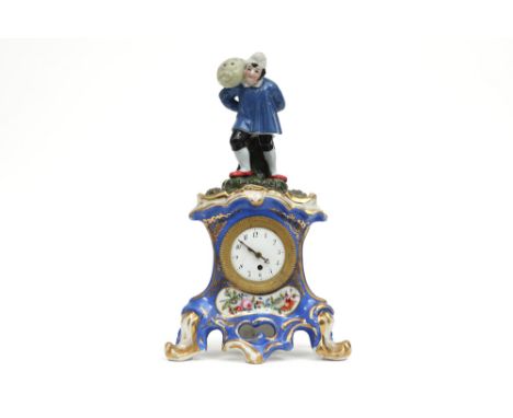 small 19th Cent. clock in porcelain from Paris with a "Paris" marked work || Negentiende eeuws klokje met kast in oud Parijs 
