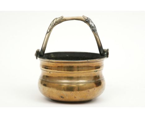 15th/16th Cent. Italian holy water basin with a grip with typical wolf heads - with an antique restoration || Vijftiende/zest