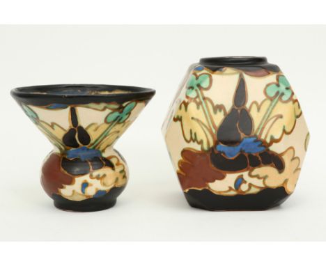 two Belgian Art Deco vases in marked ceramic with a polychrome vegetal decor || Lot van twee Art Deco-vazen in faïence, gemer
