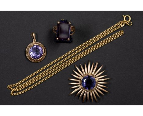ring, brooch and pendant in yellow gold (18 carat) with an amethyst &amp; a 10,8 grams necklace in yellow gold (18 carat) || 