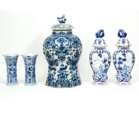 5 antique pieces of ceramic from Delft with a blue-white decor || Lot (5) antieke faïence van Delft met blauwwit decor 
