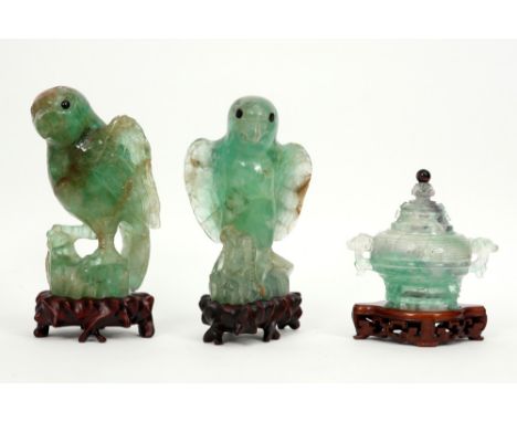 three pieces of jade : a pair of birds and a lidded jar || Lot (3) jade met een gedekselde pot en een paar vogels  -  hoogtes