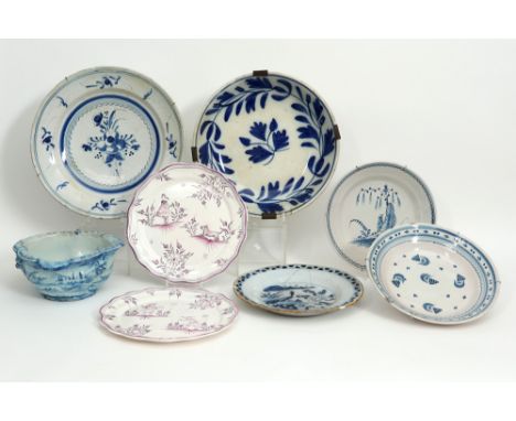 several antique and old ceramic pieces || Lot (8) antieke en oude faïence van diverse herkomst 