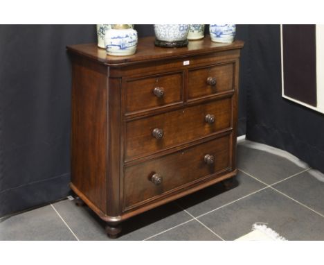 19th Cent. English chest of drawers in mahogany || Negentiende eeuwse Engelse commode in acajou met vier laden 