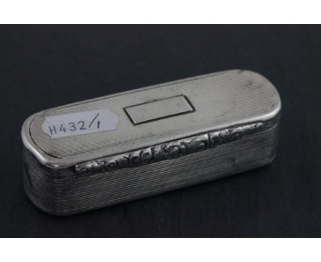 A George III hallmarked silver snuff box; of rectangular form with rounded corners; with ribbed and engine turned decoration;