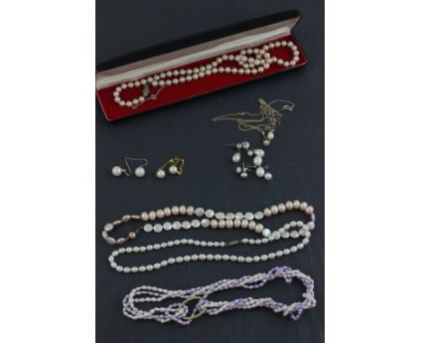 A mixed lot of vintage pearl jewellery to include necklaces and gold mounted etc